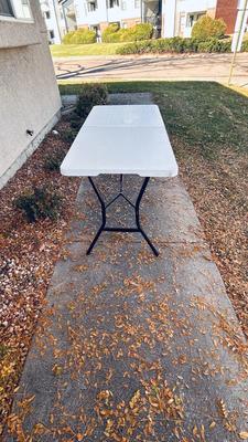 6 FOOT LIFETIME FOLDING TABLE