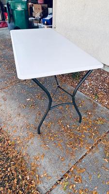 6 FOOT LIFETIME FOLDING TABLE