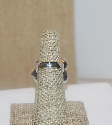 Size 5½ Showy Enameled BLACK FLOWER RING with 3 Pronged Round Beveled Clear Center Stone and Silver Tone Band (11.9g)