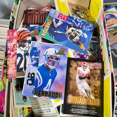 LOT 267Y: Mixed Lot of Sports Cards - Baseball, Football, Basketball, Hockey