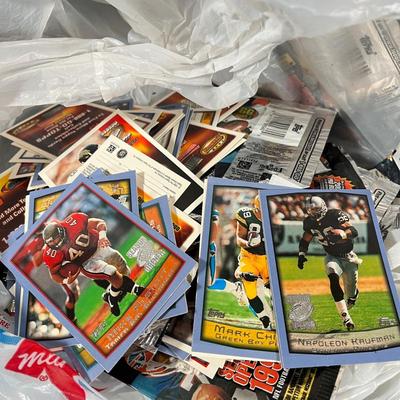 LOT 267Y: Mixed Lot of Sports Cards - Baseball, Football, Basketball, Hockey