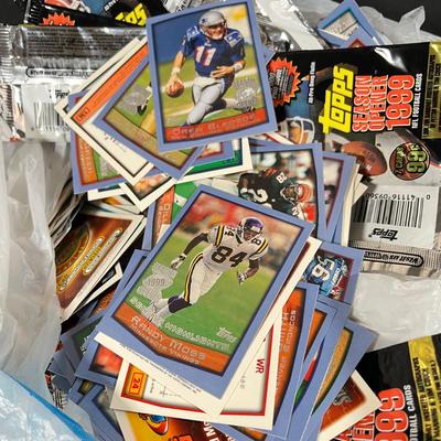 LOT 267Y: Mixed Lot of Sports Cards - Baseball, Football, Basketball, Hockey