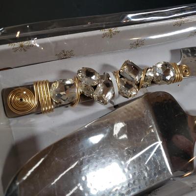 LOT 308B: Kiwi Studio by Bill Smith Cake Stand & Pitcher with New Cake Server Set