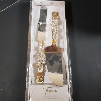 LOT 308B: Kiwi Studio by Bill Smith Cake Stand & Pitcher with New Cake Server Set