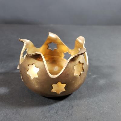 LOT 318B: Vintage Brass & Cast Iron Scales, Brass Table Decor & More