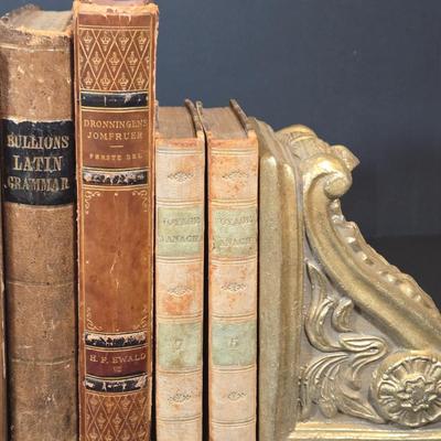 LOT 342B: Jay Strongwater Mayfair Enamel Leaf Bee Clock, Antique Books, and Ornate Bookends