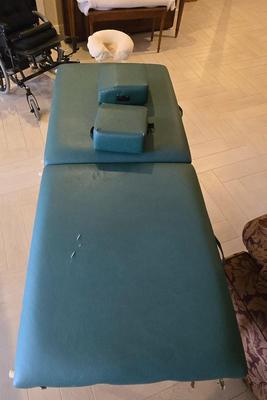 LOT 456B: Portable Massage Table