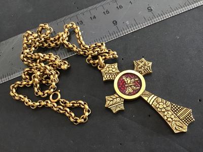 HMR Vintage Designer Pendant with Nice Gold Tone Chain. Collectible