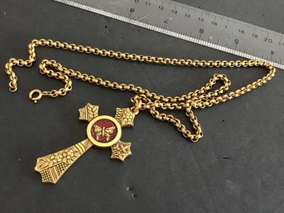 HMR Vintage Designer Pendant with Nice Gold Tone Chain. Collectible