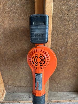 BLACK & DECKER BLOWER AND WEED WACKER WITH 40v LITHIUM BATTERY AND CHARGER