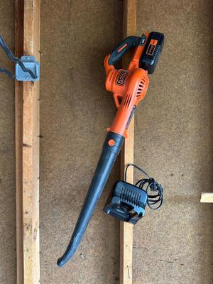 BLACK & DECKER BLOWER AND WEED WACKER WITH 40v LITHIUM BATTERY AND CHARGER
