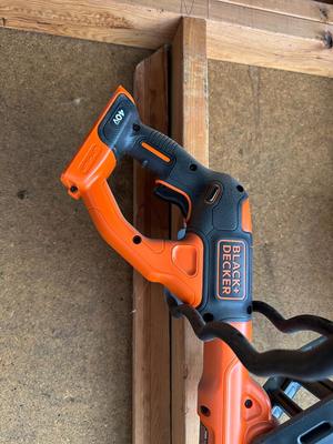 BLACK & DECKER BLOWER AND WEED WACKER WITH 40v LITHIUM BATTERY AND CHARGER