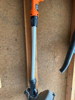BLACK & DECKER BLOWER AND WEED WACKER WITH 40v LITHIUM BATTERY AND CHARGER
