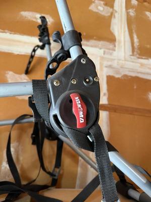 YAKIMA TRUCK MOUNT BICYCLE RACK AND WATER BOTTLE