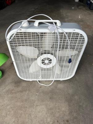 DESK LAMP AND BOX FAN