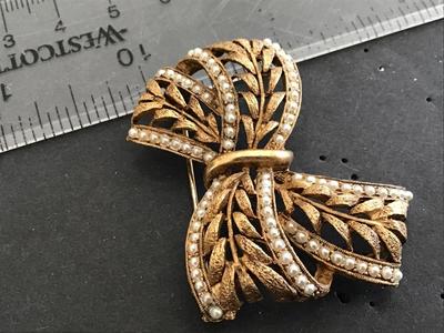 Beautiful Vintage Marked JJ Brooch