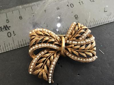 Beautiful Vintage Marked JJ Brooch