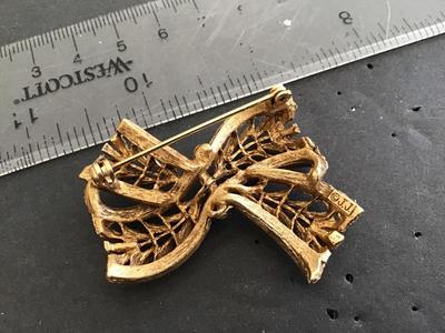 Beautiful Vintage Marked JJ Brooch