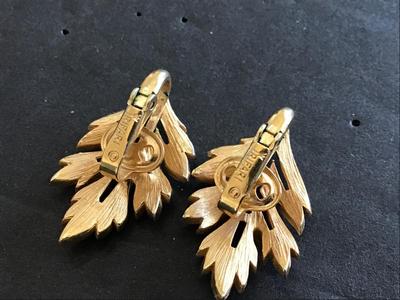 Vintage Trifari Clip on Earrings
