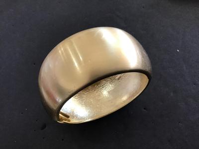 Wide Fashion Cuff Hinged