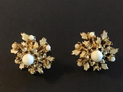 Vintage Screwback Earrings White Glass Rhinestone
