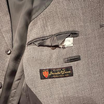 Sale Photo Thumbnail #414: Lot of 5 Mens Suit Jackets - brands and sizes shown in photos