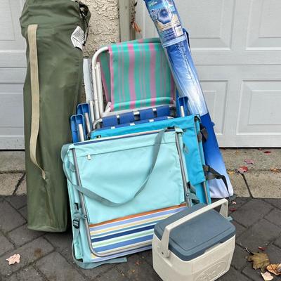 LOT 524G: Folding Chairs, Cooler, Beach Umbrella