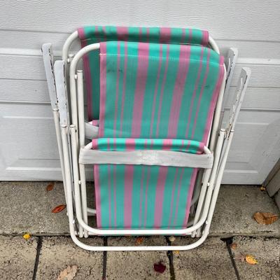 LOT 524G: Folding Chairs, Cooler, Beach Umbrella