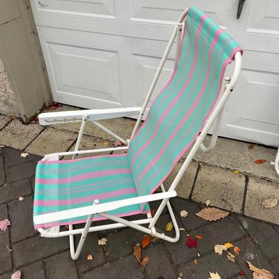 LOT 524G: Folding Chairs, Cooler, Beach Umbrella