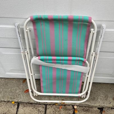LOT 524G: Folding Chairs, Cooler, Beach Umbrella