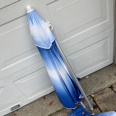 LOT 524G: Folding Chairs, Cooler, Beach Umbrella