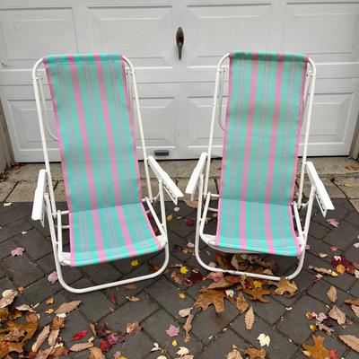LOT 524G: Folding Chairs, Cooler, Beach Umbrella