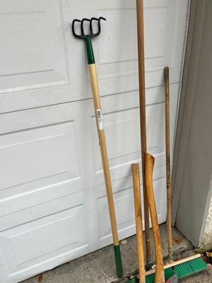 LOT 525G: Outdoor Yard Tools