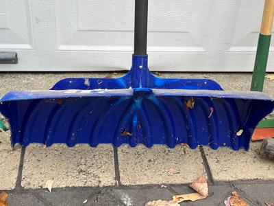 LOT 525G: Outdoor Yard Tools