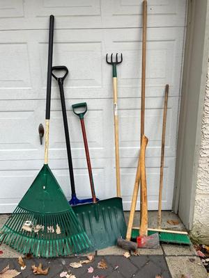 LOT 525G: Outdoor Yard Tools