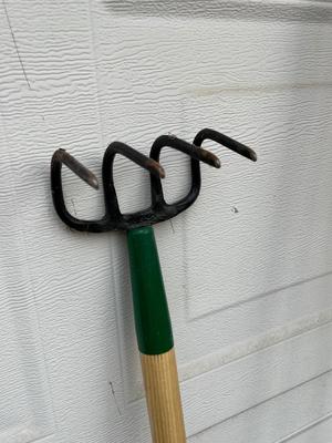 LOT 525G: Outdoor Yard Tools