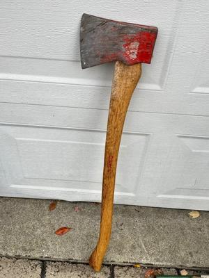 LOT 525G: Outdoor Yard Tools