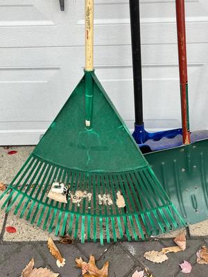 LOT 525G: Outdoor Yard Tools