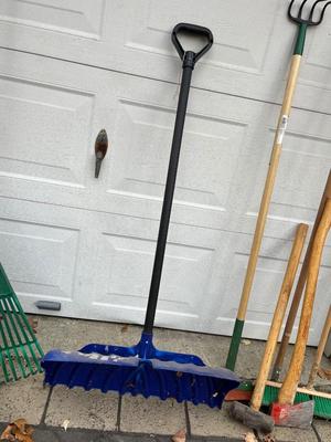 LOT 525G: Outdoor Yard Tools