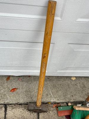 LOT 525G: Outdoor Yard Tools