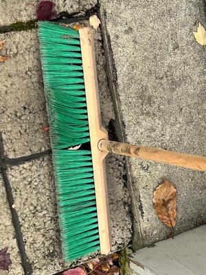 LOT 525G: Outdoor Yard Tools