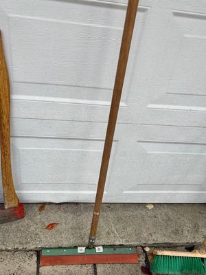 LOT 525G: Outdoor Yard Tools