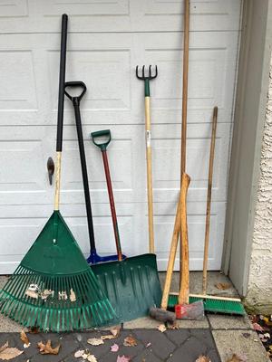 LOT 525G: Outdoor Yard Tools