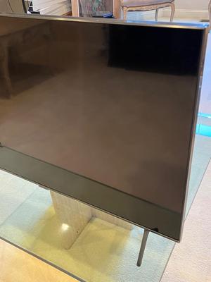 LOT 527L: Samsung 43-Inch TV - Model UN43TU7000F