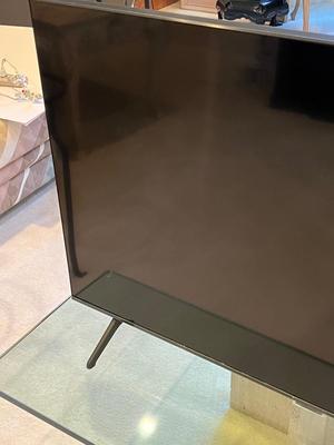 LOT 527L: Samsung 43-Inch TV - Model UN43TU7000F