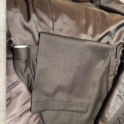 Sale Photo Thumbnail #1162: Lauren Ralph Lauren Two Piece Suit Size 44R
Excellent condition.