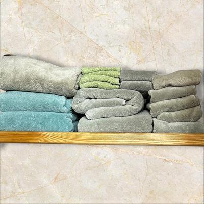 Sale Photo Thumbnail #504: Bathroom Towels Lot (not all by same maker)- there are actually more than this that were located later- the sea foam green and some maroon.