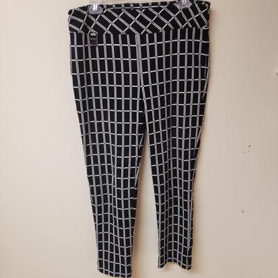 LOT 582MBC: Joseph Ribkoff Black & White Collection