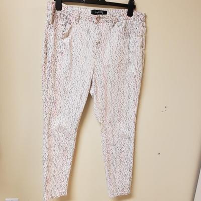 LOT 583MBC: Joseph Ribkoff Spring Collection