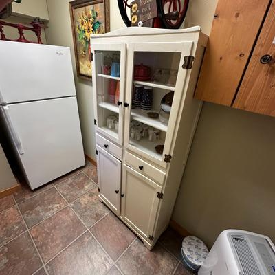 Sale Photo Thumbnail #550: White Kitchen Cupboard Cabinet (contents not included)
M'ments:
Height 65"
WIdth 31"
Depth 12"